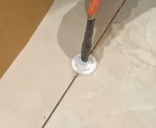 伊川瓷砖空鼓维修公司专业解答瓷砖在铺贴过程中，如果没有涂抹均匀到位的粘结材料（如水泥砂浆或瓷砖胶），可能会导致以下问题